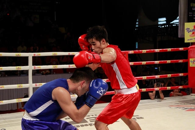 Hữu Thiên (xanh) đã từng chinh chiến ở trận thách đấu ở võ đài Number 1.