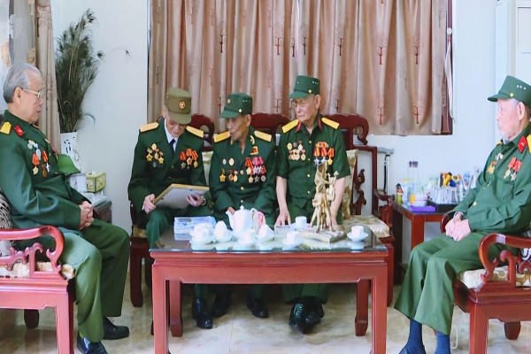 CCB Đồng Văn Luật, phường Hoành Bồ (TP Hạ Long) cùng đồng đội, ôn kỷ niệm về Chiến thắng Điện Biên Phủ năm 1954.