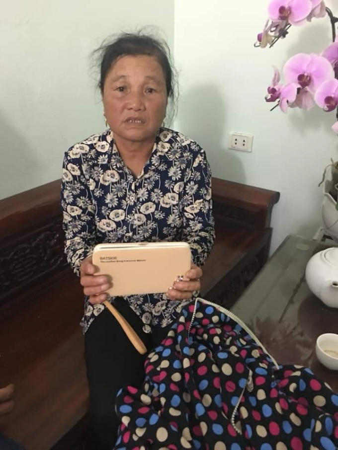 Kẻ móc túi cùng tang vật là một chiếc ví nữ.