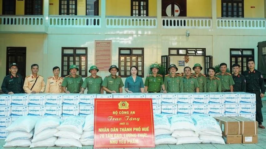 Đoàn công tác đã trao tặng 70 tấn gạo, lương thực và nhu yếu phẩm hỗ trợ người dân Huế vượt qua khó khăn do bão lũ.