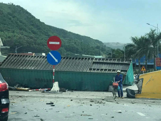 Phần thùng xe bị hư hại nặng.