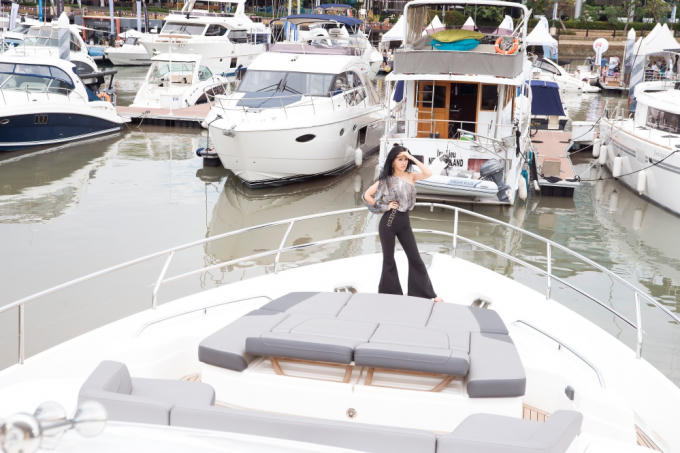 Triển lãm du thuyền Singapore là triển lãm du thuyền lớn nhất Châu Á, quy tụ hàng trăm chiếc du thuyền, siêu du thuyền đắt đỏ của giới tỷ phú đến từ nhiều quốc gia trên thế giới.  Ngoài việc trưng bày du thuyền nhiều hoạt động khác cũng được diễn ra song song như triển lãm trưng bày các tác phẩm nghệ thuật và trình diễn thời trang quốc tế.