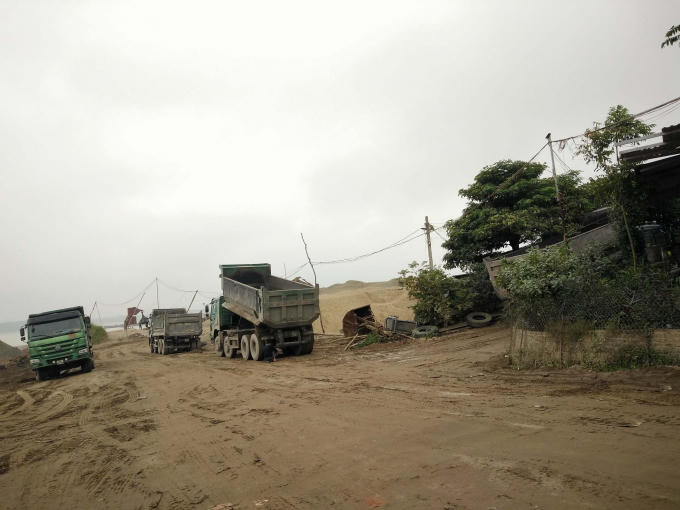 Một trong những bãi cát có quy mô lớn trên địa bàn phường Liên Mạc.