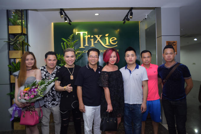 Nghệ sỹ Nhân dân Trần Nhượng đến chúc mừng nam ca sỹ.