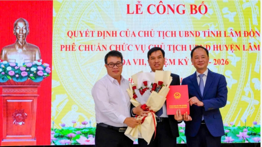 Ông Trần Hồng Thái- Phó Bí thư Tỉnh ủy, Chủ tịch UBND tỉnh Lâm Đồng và ông Nguyễn Ngọc Phúc- Phó Chủ tịch UBND tỉnh Lâm Đồng trao quyết định và tặng hoa chúc mừng ông Nguyễn Văn Dậu. Ảnh: T.H