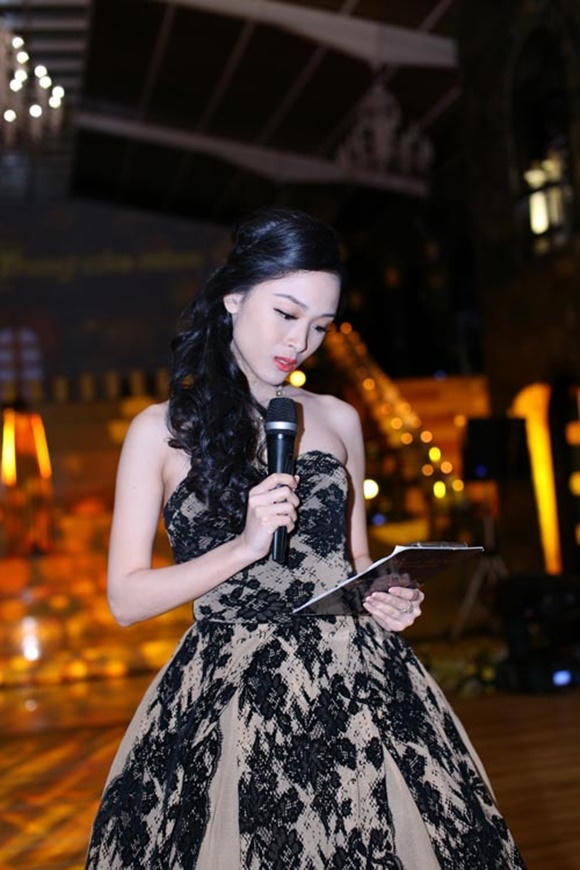 Phương Nga trong vai trò MC.
