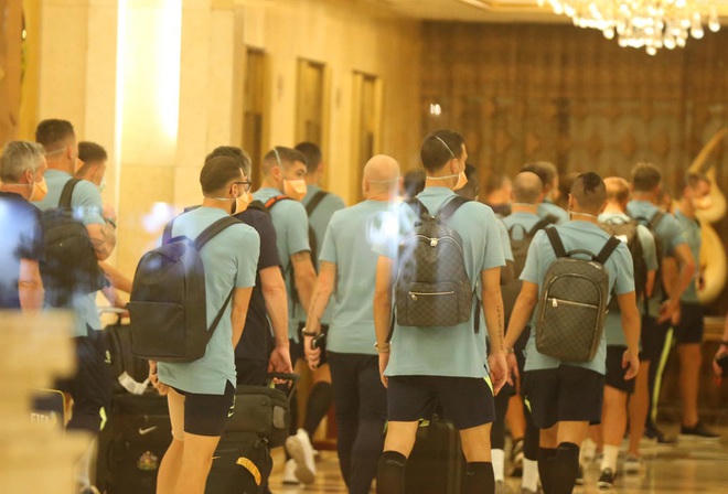 Cầu thủ Australia nhận phòng tại khách sạn ở Hà Nội.