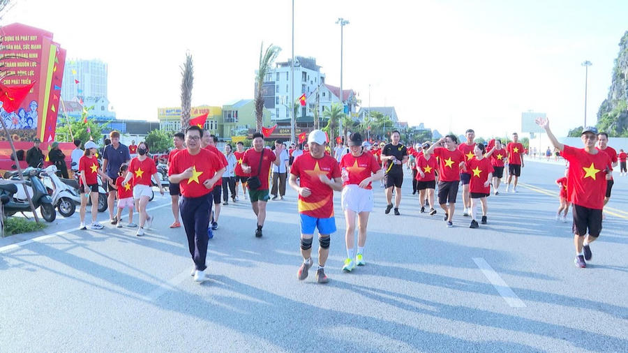 Sau lễ khai mạc, hàng nghìn runner đã chính thức sải bước chinh phục cung đường đường bao biển Trần Quốc Nghiễn.