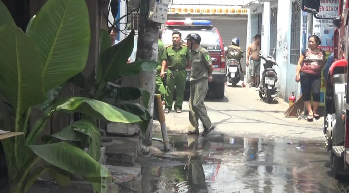 Lực lượng chức năng đã có mặt giải cứu người mắc kẹt và khống chế đám cháy