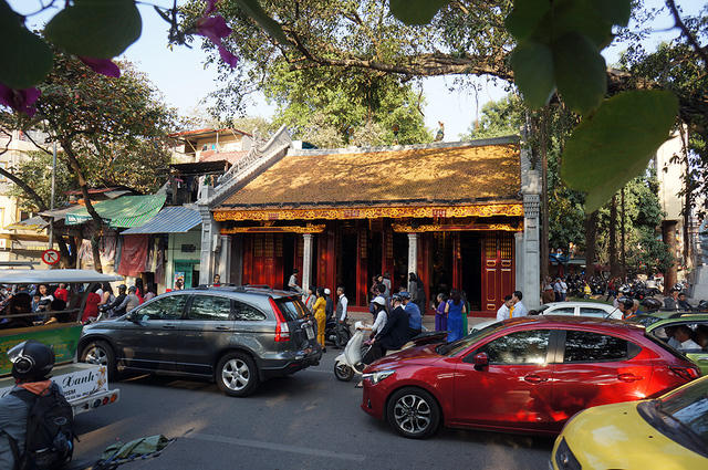 Do lượng người đổ về đây khá đông nên đoạn đường xung quanh khu vực hồ Hoàn Kiếm (Hà Nội) xảy ra hiện tượng ùn ứ nhẹ.