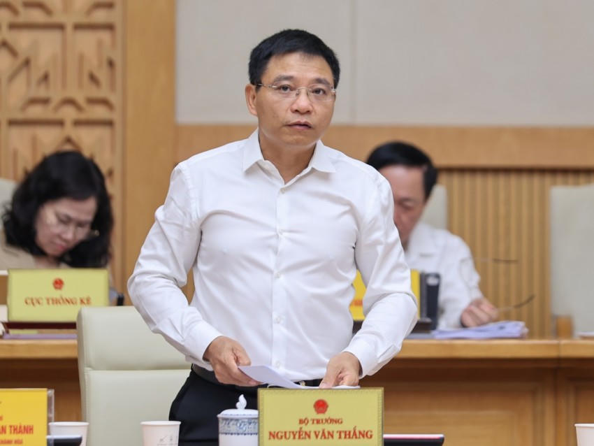 Bộ trưởng Bộ Tài chính Nguyễn Văn Thắng báo cáo tại hội nghị.