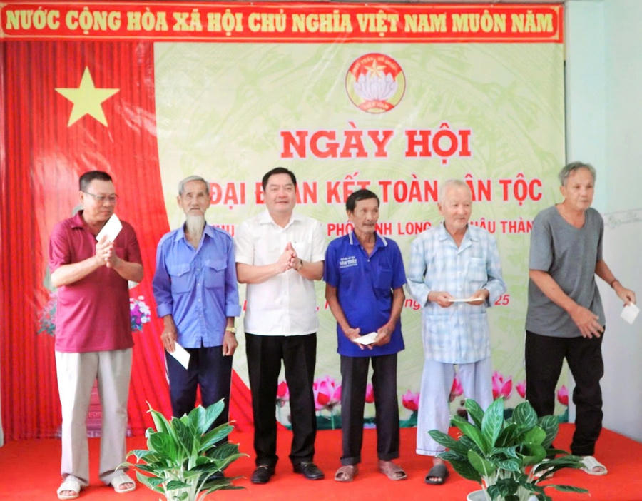 Bí thư Đảng ủy xã Châu Thành Lâm Minh Công tặng quà người dân khu phố Minh Long, xã Châu Thành, tỉnh An Giang