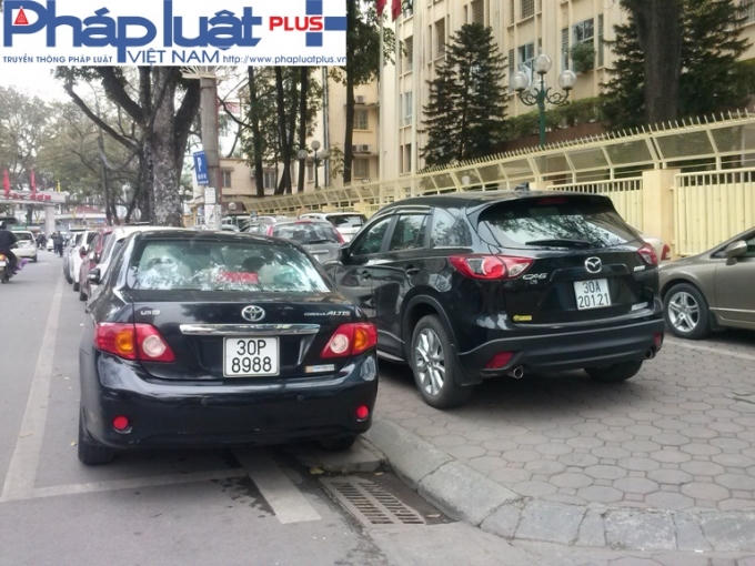 Một dãy dài xe ô tô đỗ cả trên vỉa hè lẫn cả dưới lòng đường trên phố Lê Đại Hành.