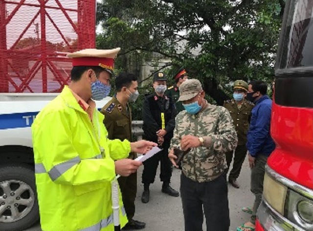 Các tổ công tác liên ngành kiểm tra các phương tiện ra vào tỉnh Thái Bình (ảnh: Công an Thái Bình)
