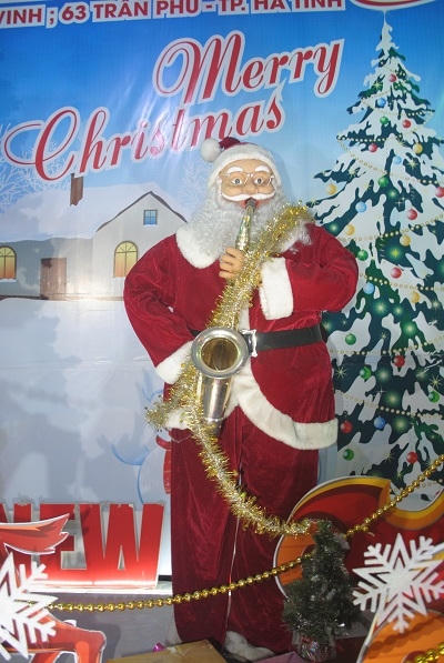 Và ông già Noel vui tính (Ảnh: Duy Ngợi).