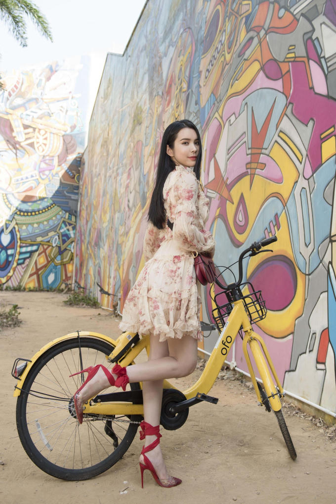 Hoa hậu Huỳnh Vy xinh đẹp với bộ ảnh streetstyle “lạc lối” ở Singapore