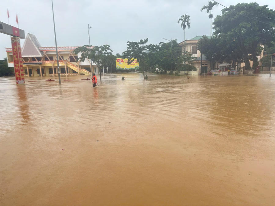 Khu phố Liên Hiệp thuộc Phường Quang Trung bị ngập trong nước. Ảnh: Hải Phong