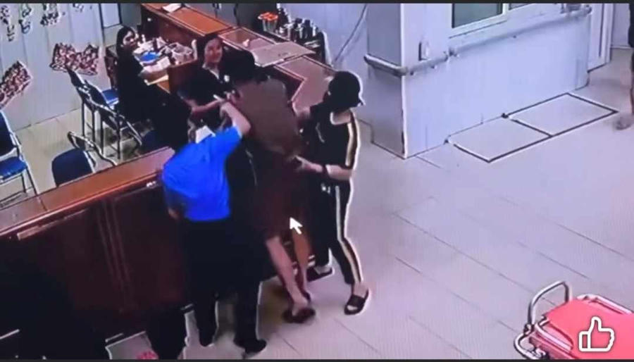 Người đàn ông lao vào tấn công nhân viên y tế - Ảnh cắt từ video.