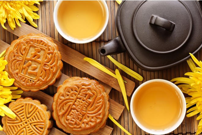 Bánh trung thu của Trung Quốc thường có hình tròn, tượng trưng cho “đoàn viên”, ý nghĩa đó bắt nguồn từ đời nhà Minh. Bởi theo họ, đây là thời điểm mọi thành viên trong gia đình tụ họp với nhau. Bất cứ ai làm ăn ở xa xôi ở đâu, vào ngày này cũng trở về quê hương để gặp lại gia đình, họ hàng và cùng ăn bữa cơm đoàn viên. Hiện nay bánh trung thu có nhiều hình dạng hơn, có cả hình vuông, hình các con giống và được làm bằng nhiều nguyên liệu mới lạ hấp dẫn hơn.