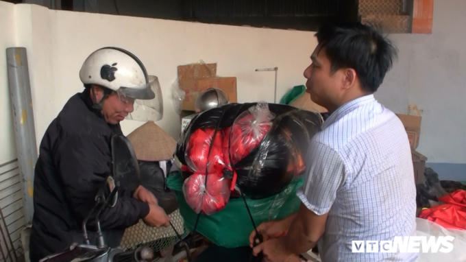 Anh Phục cho biết, 3 ngày qua, anh cùng nhân viên tăng ca, thức trắng đêm để làm. Đây là lần đơn đặt hàng tăng đột biến, chưa từng có, anh phải huy động 15 người làm việc liên tục 24 tiếng mà không đủ để cung cấp.