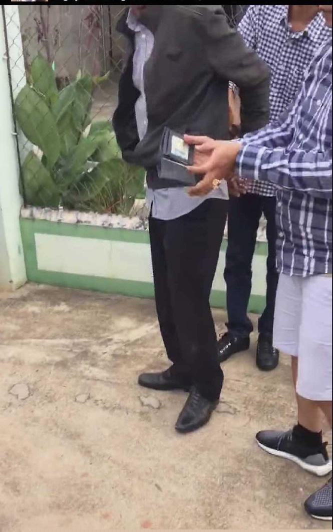 Dẫn giải ông An sau khi khám xét người. Ảnh: Tân Châu.