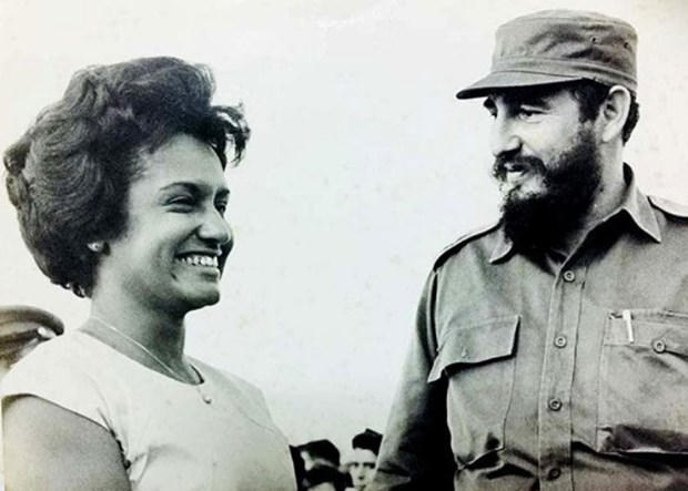 Nữ nhà báo Marta Rojas và lãnh tụ cách mạng Fidel Castro. (Nguồn: Asere)