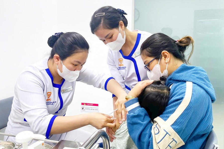 Tiêm vắc xin phòng bệnh sởi cho trẻ tại Hệ thống Tiêm chủng VNVC. (Ảnh: Phong Lan)