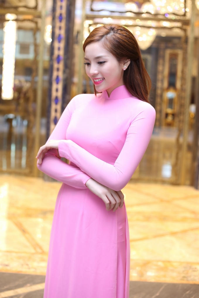 Kỳ Duyên dịu dàng trong tà áo dài màu hông cánh sen của nhà thiết kế Thuận Việt.