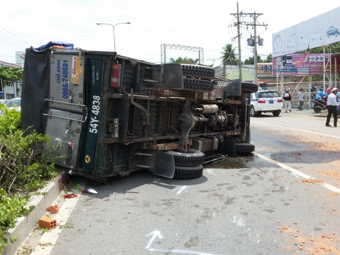 Chiếc xe tải bị tông lật nhào trên đường.