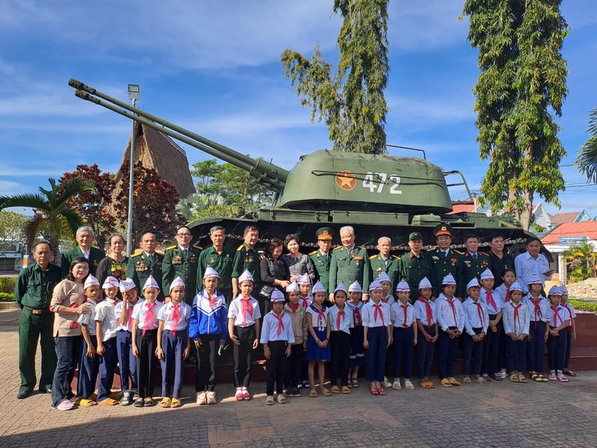 Đoàn cựu chiến binh Lữ đoàn xe tăng 273-QĐ3 cùng các cháu thiếu nhi huyện Đắk Tô tưởng niệm các liệt sỹ xe tăng hy sinh ngày 24/4/1972. (Ảnh: Ban Liên lạc cựu chiến binh 273)