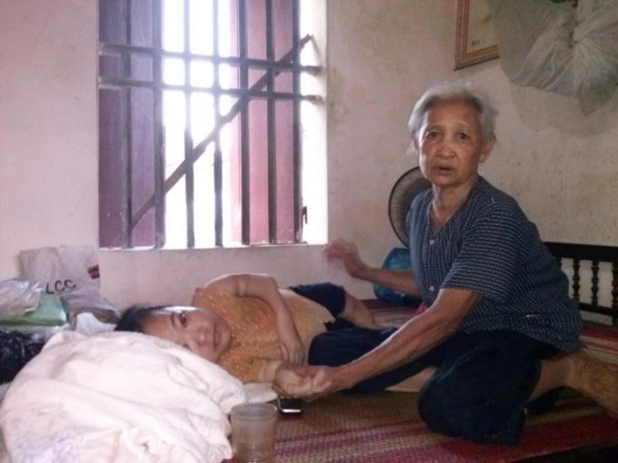 Công việc chăm sóc hàng ngày cho cô Cháng đều do bà Thẫn gánh vác