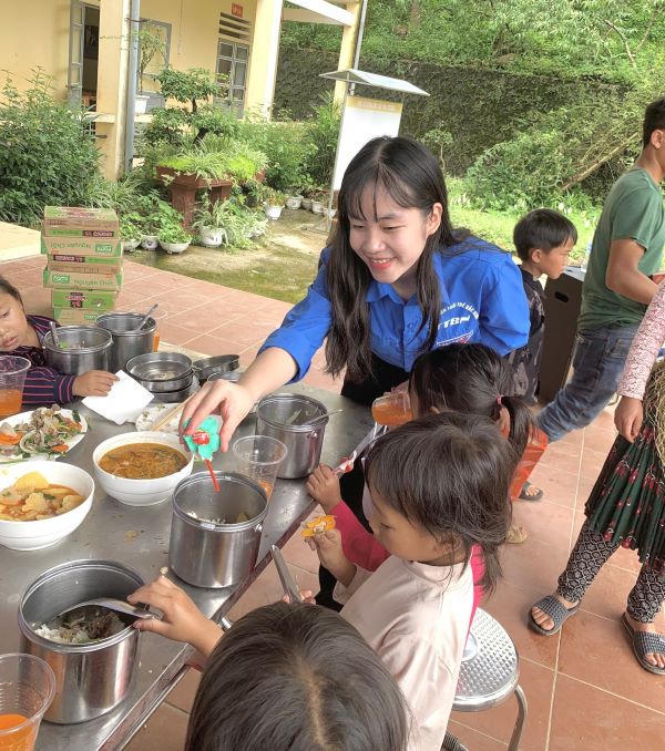 30 suất ăn trưa đầy dinh dưỡng mà chính tay thành viên CLB Hành trình nhiệt huyết và Chi hội Vĩnh Phúc (Hội SVTN Tuổi trẻ Bắc Ninh) nấu.