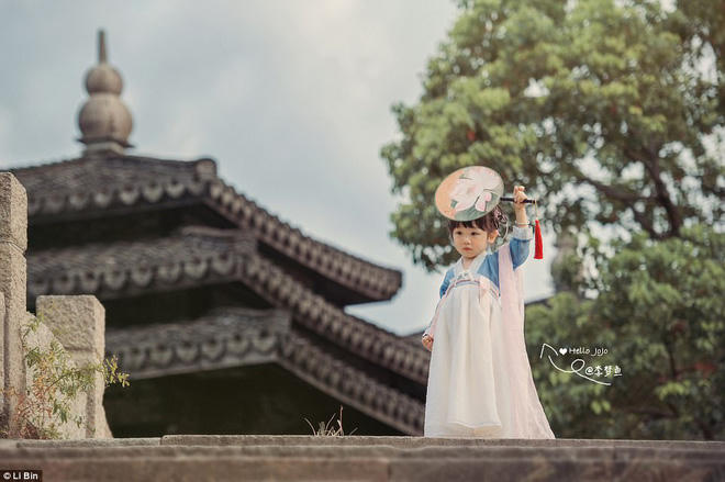 "Tiểu thư" Jojo đã xuyên không về thời cổ đại.