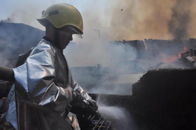 Xịt nước tiếp cận sâu bên trong.