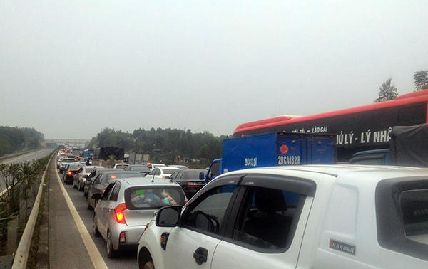 Thời điểm vụ tai nạn xảy ra giao thông trên cao tốc hướng Lào Cai đi Hà Nội ùn tắc cục bộ.