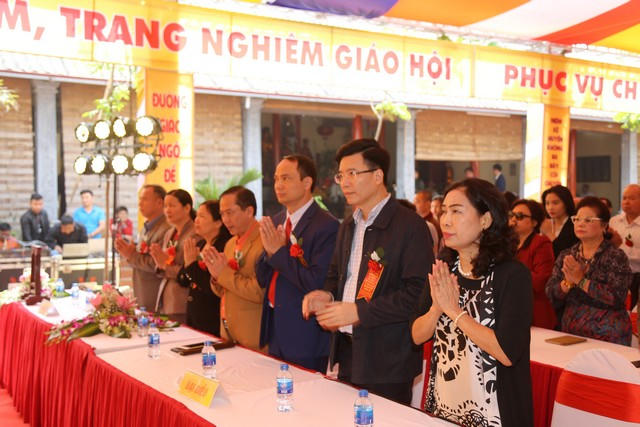 Các đại biểu tham dự buổi lễ.