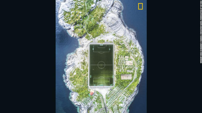 Bức ảnh "Henningsvær Football Field"- của nhiếp ảnh gia Misha De-Stroyev chụp Sân bóng Henningsvær trên quần đảo Lofoten của Na Uy từ độ cao 120m. Ảnh CNN.