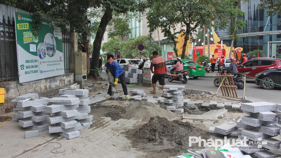 Dịp cuối năm, nhiều tuyến phố của Thủ đô đang được