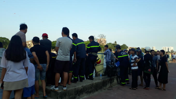 Người dân tập trung theo dõi vụ việc,