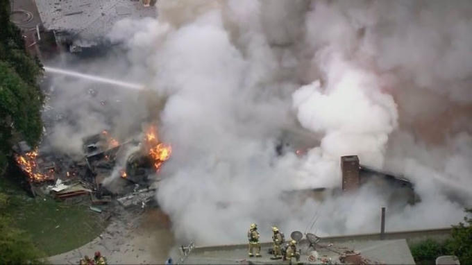 Hiện tại, hai người bị thương đã được đưa tới bệnh viện để điều trị. Ngoài ra giới chức khu vực cũng phong tỏa hiện trường và di tản dân cư để tập trung dập tắt đám cháy. Được biết, ngoài 4 nạn nhân thiệt mạng, cảnh sát địa phương cũng cho biết 2 ngôi nhà đã bị thiêu rụi sau vụ tai nạn. (Ảnh: KTTV)