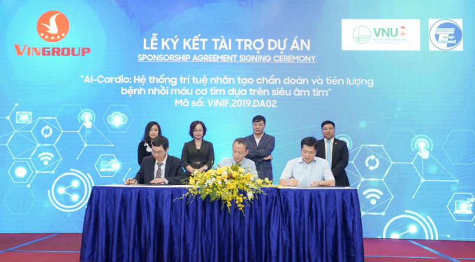 Đại diện Quỹ Đổi mới Sáng tạo Vingroup và các Dự án chính thức ký kết tài trợ.