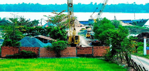 Khu đất 6.071,9m2 làm bãi cạp cát đã bị thu hồi nhưng Giám đốc Phạm Xuân Hùng vẫn duyệt cho DNTN Thăng Long vay số tiền “khủng”.