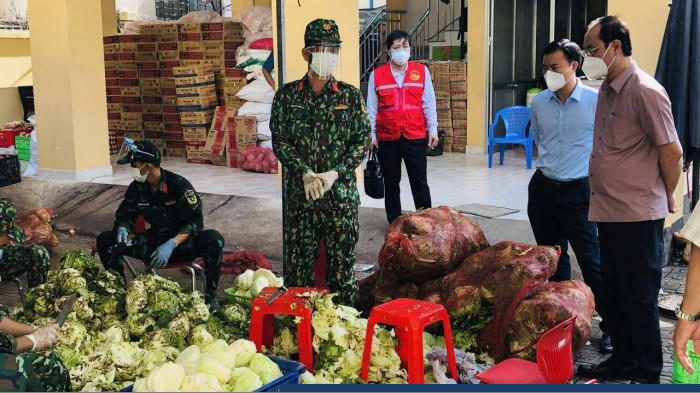 Việc cung cấp thực phẩm được công an, quân đội cung cấp kịp thời đến từng hộ dân.