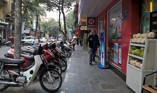 Người đi bộ vẫn bị “đẩy” xuống lòng đường