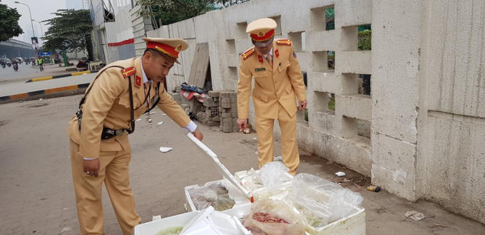 CSGT bắt xe khách chở gần 3 tạ nội tạng thối tuồn vào Hà Nội.
