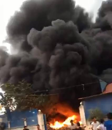 Cột khói đen khổng lồ trong vụ hỏa hoạn.