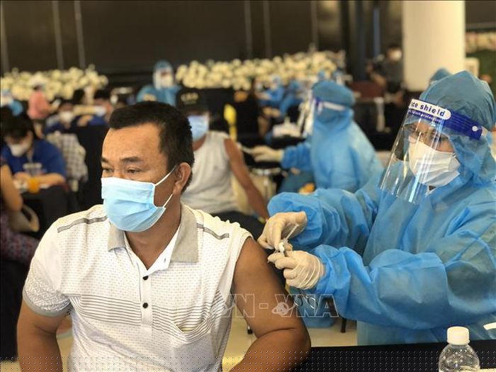 Tiêm vaccine ngừa COVID-19 tại thành phố Quy Nhơn, tỉnh Bình Định. Ảnh: Nguyên Linh/TTXVN