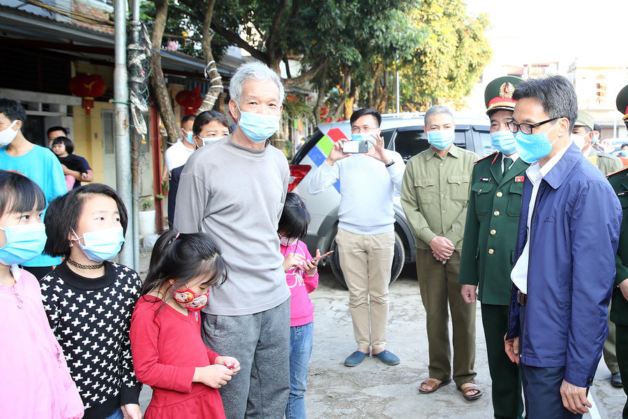 Phó Thủ tướng Vũ Đức Đam trò chuyện, động viên bà con khu dân cư Nhà máy Z153. Ảnh: VGP/Đình Nam