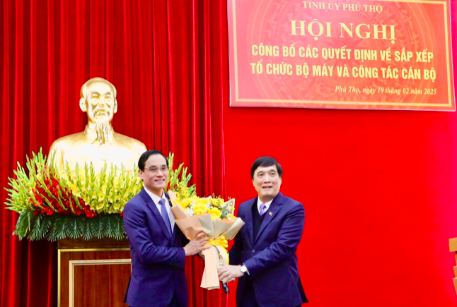 Bí thư Tỉnh ủy Phú Thọ tặng hoa tân Chủ nhiệm Ủy ban Kiểm tra Tỉnh ủy Nguyễn Hải. Ảnh: Nguyên An