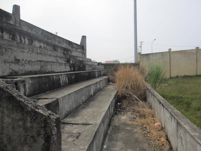 Người dân đau xót vì sân vận động bỏ hoang, xuống cấp.